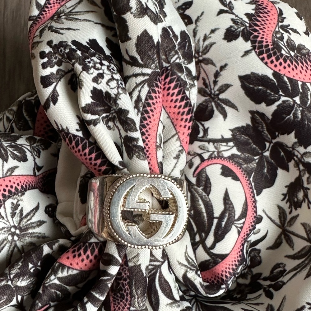 Gucci Silver Interlocking Gucci Logo ring - Picture 2 of 11